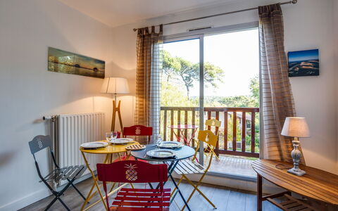 Résidence le Parc: Camera, Proprietà, Mobilia, Interior Design, Costruzione, Casa, Immobiliare, Tavolo, Giallo, Pavimento
