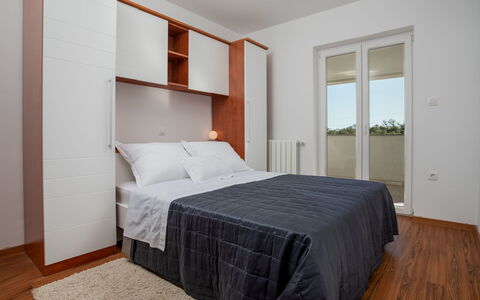 Poreč Nova Vas 107: Camera Da Letto, Letto, Mobilia, Camera, Lenzuolo, Proprietà, Materasso, Telaio Del Letto, Pavimento, Interior Design