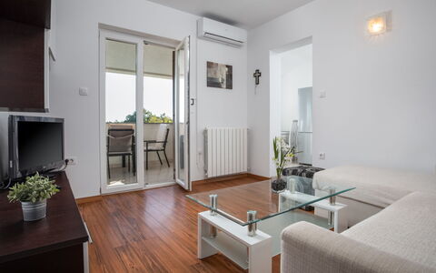 Poreč Nova Vas 107: Proprietà, Camera, Mobilia, Soggiorno, Interior Design, Costruzione, Casa, Pavimento, Latifoglie, Immobiliare