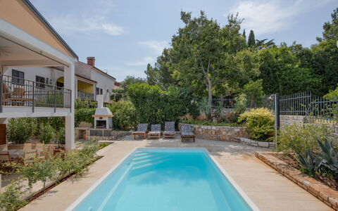 Villa Asi: Cielo, Acqua, Nube, Pianta, Proprietà, Azzurro, Costruzione, Piscina, Albero, Shade