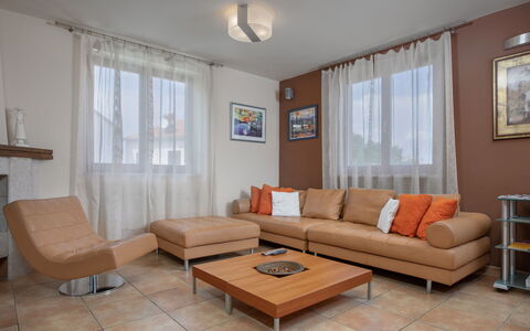 Villa Asi: Mobilia, Tavolo, Cornice, Divano, Finestra, Legna, Divano Letto, Interior Design, Sedia, Costruzione