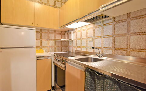 Madonna di Campiglio 300: Proprietà, Camera, Controsoffitto, Cabinetry, Cucina, Interior Design, Costruzione, Mobilia, Giallo, Piastrella