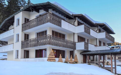 Madonna di Campiglio 300: Cielo, Neve, Costruzione, Finestra, Albero, Zona Residenziale, Facciata, Immobiliare, Edificio Commerciale, Shade