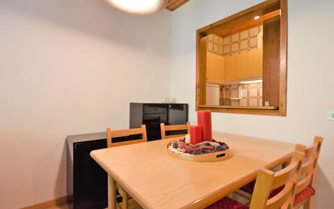Madonna di Campiglio 300: Camera, Proprietà, Mobilia, Interior Design, Sala Da Pranzo, Tavolo, Costruzione, Casa, Pavimento, Immobiliare