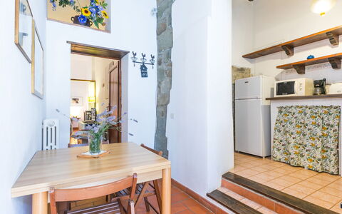 Ridaldi: Tavolo, Proprietà, Mobilia, Cabinetry, Azzurro, Legna, Interior Design, Sedia, Pavimentazione, Pavimento