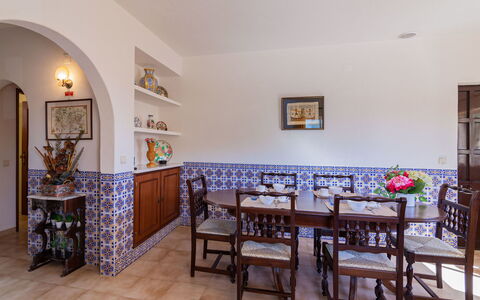 Flor de Maio: Proprietà, Camera, Costruzione, Immobiliare, Mobilia, Casa, Interior Design, Pavimento, Tavolo, Sala Da Pranzo