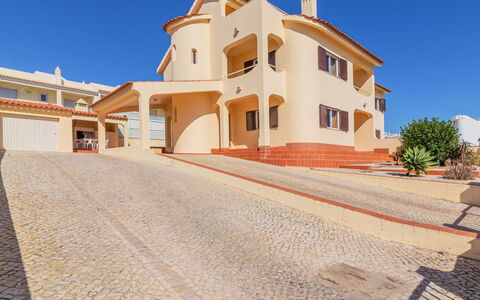 Flor de Maio: Cielo, Costruzione, Finestra, Manto Stradale, Casa, Asfalto, Zona Residenziale, Parete, Immobiliare, Paesaggio