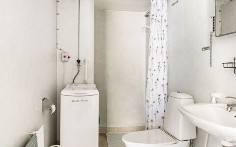 Bredasjö: Idraulico Fixture, Proprietà, Prodotto, Bagno, Lavello, Rubinetto, Interior Design, Pavimento, Idraulico
