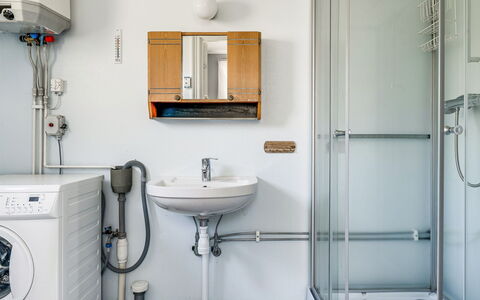 Ilingetorp: Specchio, Rubinetto, Lavello, Proprietà, Fotografia, Lavandino Del Bagno, Idraulico Fixture, Bianca, Lavanderia, Bagno