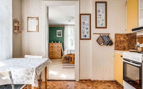 Ilingetorp: Mobilia, Cornice, Proprietà, Tavolo, Legna, Porta, Tessile, Cassetto, Sedia, Architettura