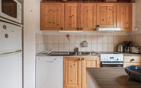 Kvisthån Tallen: Cabinetry, Controsoffitto, Lavandino Della Cucina, Proprietà, Mobilia, Elettrodomestico Da Cucina, Lavello, Cucina, Cucina Stufa, Legna