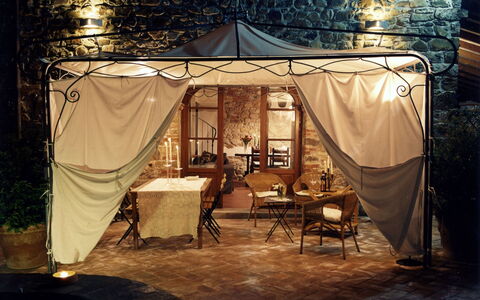 La Boutique del Cardinale: Mobilia, Proprietà, Tenda, Pianta, Sedia, Shade, Tempo Libero, Tinte E Ombre, Evento