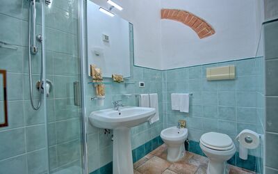 Mulignone 13: Specchio, Idraulico Fixture, Proprietà, Lavello, Rubinetto, Lavandino Del Bagno, Bagno, Viola, Prodotto, Toilet Seat