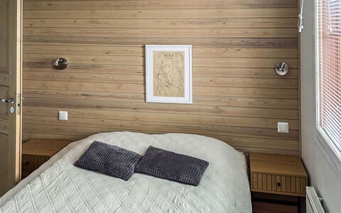 Länsirinne D 16: Interior Design, Parete, Letto, Camera Da Letto, Mobilia, Pavimentazione, Legna, Pavimento, Soffitto, Bedding