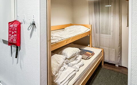 Länsirinne D 16: Letto, Camera Da Letto, Interior Design, Pavimentazione, Pavimento, Telaio Del Letto, Camera, Lenzuolo, Bedding, Dormitorio