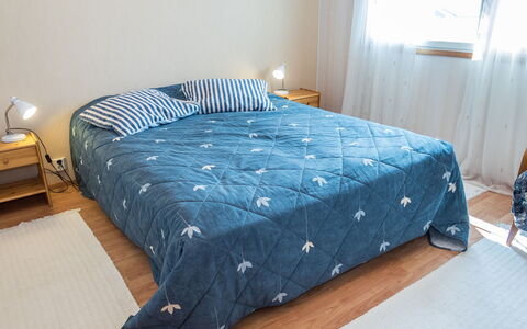 Onkijantie 7B: Blu, Camera Da Letto, Pavimentazione, Lenzuolo, Pavimento, Biancheria, Legna, Bedding, Letto, Mobilia