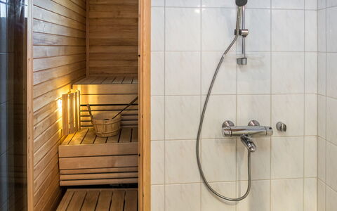 Onkijantie 7B: Pavimentazione, Legna, Pavimento, Idraulico Fixture, Interior Design, Bagno, Soffione Doccia, Idraulico, Doccia, Camera