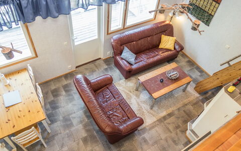 Onkijantie 7B: Mobilia, Divano, Legna, Interior Design, Pavimentazione, Camera, Soggiorno, Pavimento, Soffitto, Appartamento