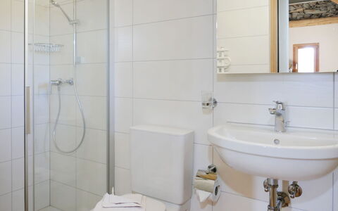 Rustico Andrea: Bagno, Proprietà, Rubinetto, Camera, Idraulico Fixture, Parete, Piastrella, Bagno Accessorio, Architettura, Interior Design