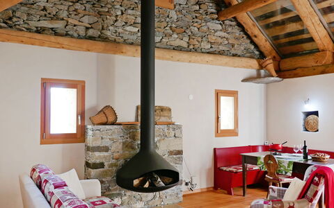 Rustico Andrea: Camera, Proprietà, Interior Design, Casa, Costruzione, Mobilia, Soffitto, Parete, Camino, Soggiorno