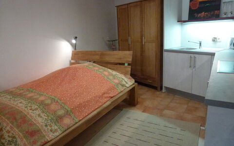 Donau: Camera Da Letto, Camera, Proprietà, Mobilia, Letto, Pavimento, Lenzuolo, Bedding, Telaio Del Letto, Materasso