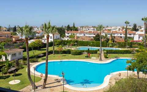 Lorcrisur: Acqua, Pianta, Proprietà, Cielo, Piscina, Costruzione, Azzurro, Albero, Corpo D'Acqua, Condominio