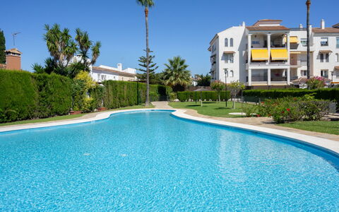 Lorcrisur: Acqua, Pianta, Costruzione, Cielo, Giorno, Proprietà, Piscina, Finestra, Azzurro, Natura