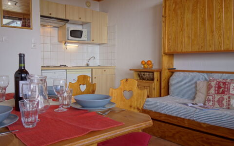 Tignes 395: Tavolo, Mobilia, Proprietà, Bottiglia, Tavola, Cabinetry, Legna, Comfort, Interior Design, Cornice
