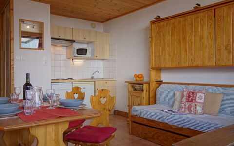 Tignes 395: Mobilia, Proprietà, Tavolo, Cabinetry, Cornice, Legna, Azzurro, Interior Design, Pavimentazione, Comfort