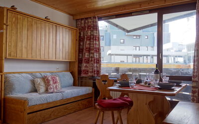 Tignes 395: Mobilia, Proprietà, Tavolo, Finestra, Legna, Interior Design, Comfort, Costruzione, Pavimento, Pavimentazione