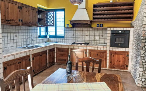 Giusy: Cucina, Controsoffitto, Interior Design, Mobilia, Pavimentazione, Cabinetry, Elettrodomestico Da Cucina, Apparecchio Major, Legna, Soffitto