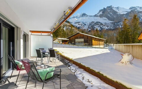 Kandersteg 420: Proprietà, Mobilia, Cielo, Finestra, Costruzione, Shade, Montagna, Architettura, Legna, Sedia