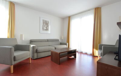 Surses Alpin 50.1: Tavolo, Divano, Mobilia, Comfort, Costruzione, Lampada, Legna, Divano Letto, Soggiorno, Shade