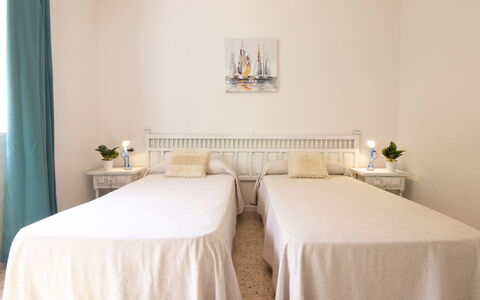 Villa Karoline: Camera Da Letto, Mobilia, Letto, Camera, Proprietà, Lenzuolo, Telaio Del Letto, Parete, Interior Design, Bedding