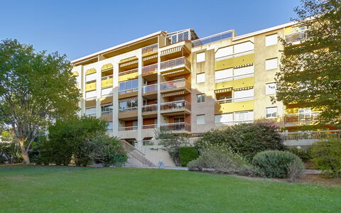 Hyères 217: Pianta, Cielo, Costruzione, Proprietà, Albero, Urban Design, Finestra, Condominio, Erba, Palazzone