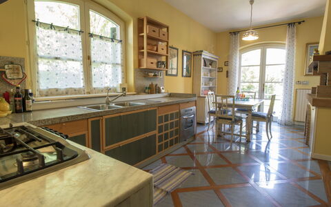 Nicoletta: Proprietà, Controsoffitto, Camera, Costruzione, Pavimento, Mobilia, Cucina, Giallo, Interior Design, Casa