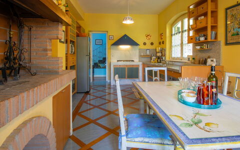 Nicoletta: Camera, Proprietà, Costruzione, Giallo, Mobilia, Tavolo, Casa, Interior Design, Sala Da Pranzo, Immobiliare