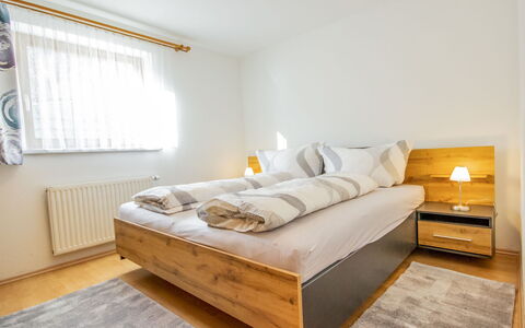 Christine: Camera Da Letto, Mobilia, Letto, Camera, Proprietà, Lenzuolo, Telaio Del Letto, Pavimento, Interior Design, Materasso