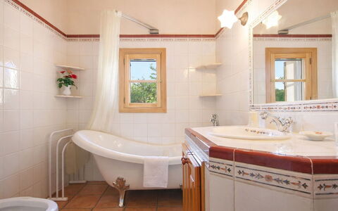 Mavi: Bagno, Interior Design, Idraulico Fixture, Lavandino Del Bagno, Pavimentazione, Parete, Lavello, Pavimento, Rubinetto, Vasca Da Bagno
