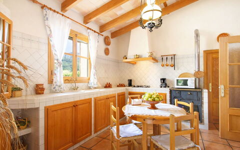 Mavi: Interior Design, Mobilia, Pavimentazione, Legna, Cucina, Soffitto, Pavimento, Controsoffitto, Cabinetry, Camera