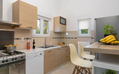 Casetta Filip: Camera, Proprietà, Controsoffitto, Mobilia, Cucina, Cabinetry, Interior Design, Giallo, Costruzione, Casa