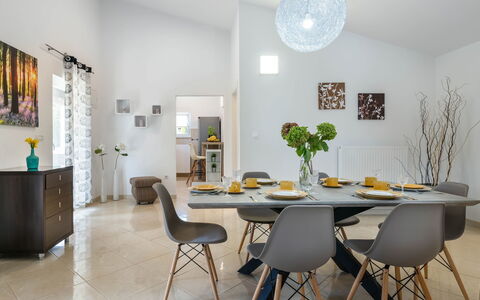Casetta Filip: Camera, Sala Da Pranzo, Mobilia, Interior Design, Proprietà, Tavolo, Costruzione, Pavimento, Soffitto, Parete