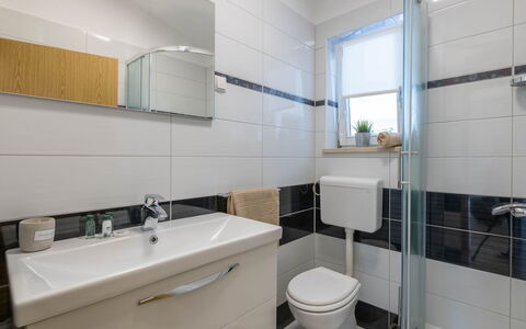 Casetta Filip: Specchio, Idraulico Fixture, Rubinetto, Lavello, Proprietà, Mobiletto Del Bagno, Cabinetry, Lavandino Del Bagno, Bagno, Costruzione