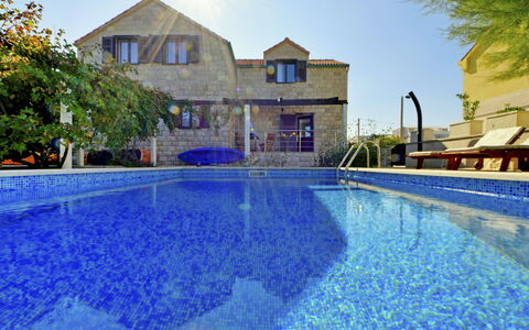 Sofija: Piscina, Proprietà, Costruzione, Casa, Immobiliare, Ricorrere, Casa, Acqua, Architettura, Estate