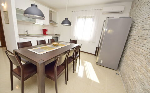 Sofija: Camera, Proprietà, Mobilia, Interior Design, Pavimento, Costruzione, Tavolo, Soffitto, Casa, Cucina