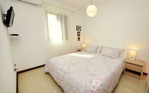 Sofija: Camera Da Letto, Letto, Lenzuolo, Camera, Mobilia, Proprietà, Bedding, Telaio Del Letto, Interior Design, Pavimento
