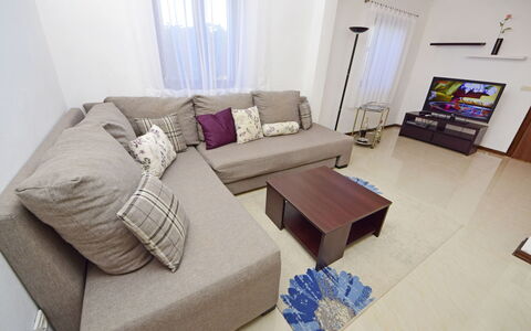Sofija: Mobilia, Camera, Proprietà, Soggiorno, Interior Design, Camera Da Letto, Tavolo, Viola, Pavimento, Divano
