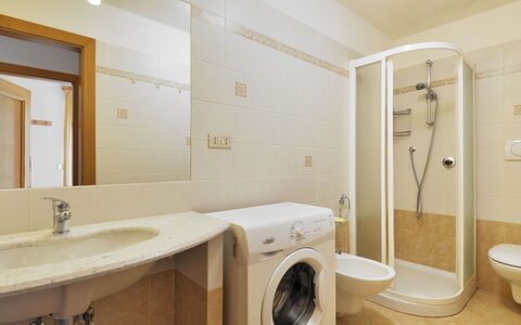 Cesa Palua: Bagno, Camera, Proprietà, Interior Design, Lavanderia, Parete, Soffitto, Lavello, Piastrella, Costruzione