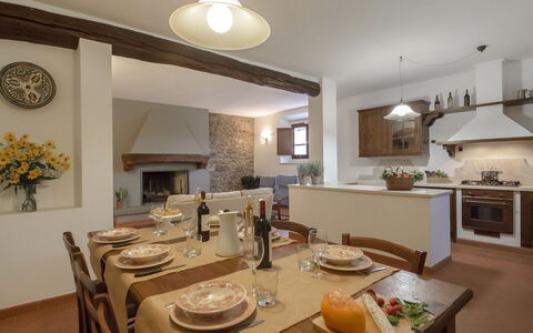 Podere: Camera, Proprietà, Interior Design, Mobilia, Costruzione, Sala Da Pranzo, Tavolo, Soffitto, Immobiliare, Casa