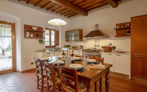 Podere: Camera, Proprietà, Costruzione, Mobilia, Soffitto, Interior Design, Pavimento, Cucina, Tavolo, Casa